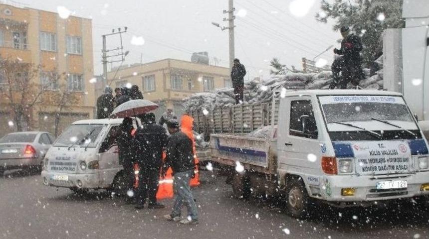 Suriyeli Ailelere 500 Kilo K&ouml;m&uuml;r Yardımı