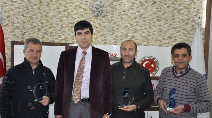 Arpa&ccedil;ay Kaymakamından Sahadaki Gazetecilere Plaket Verdi