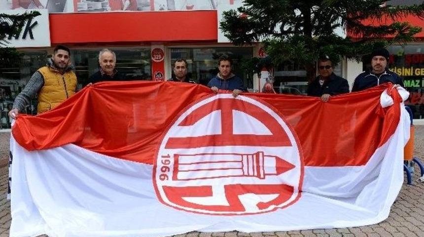 İl&ccedil;eler Antalyaspor Bayraklarıyla S&uuml;sleniyor