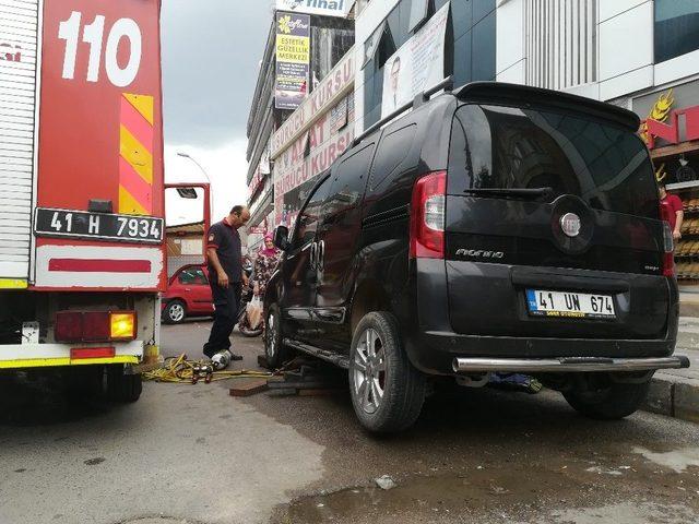 Araç Motoruna Sıkışan Yavru Kedi 3 Saatte Kurtarıldı