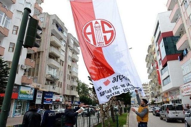 İlçeler Antalyaspor Bayraklarıyla Süsleniyor