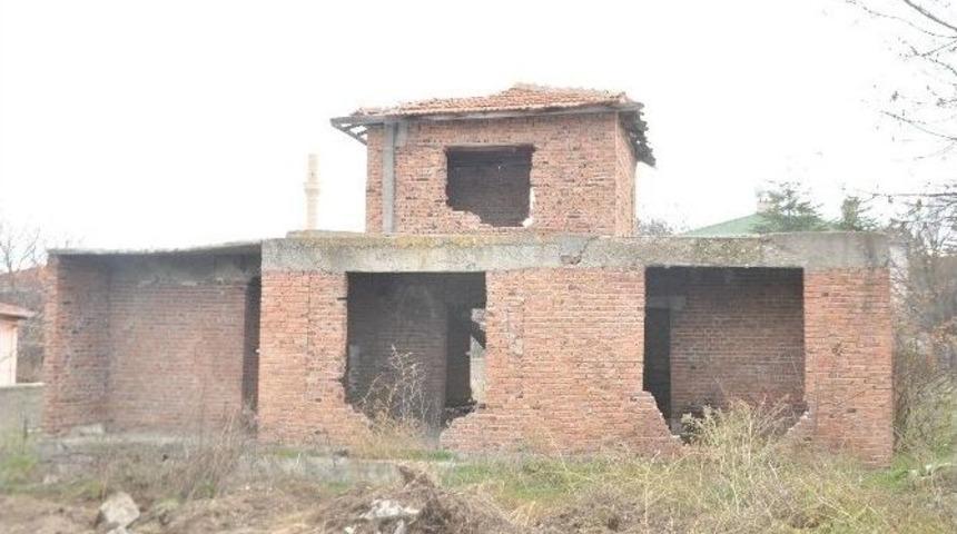 Modern Bir G&ouml;lbaşı İ&ccedil;in Atıl Ve Riskli Yapılar Yıkılıyor