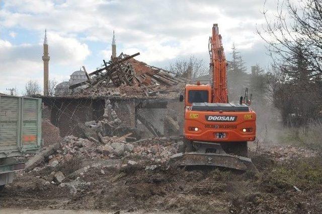 Modern Bir G&ouml;lbaşı İ&ccedil;in Atıl Ve Riskli Yapılar Yıkılıyor 1