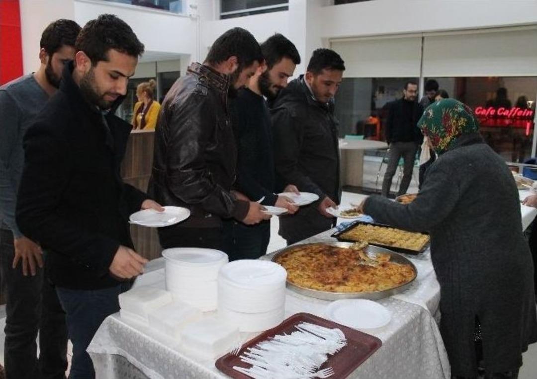 Gurbetteki &Ouml;ğrencilere Anne Yemeği