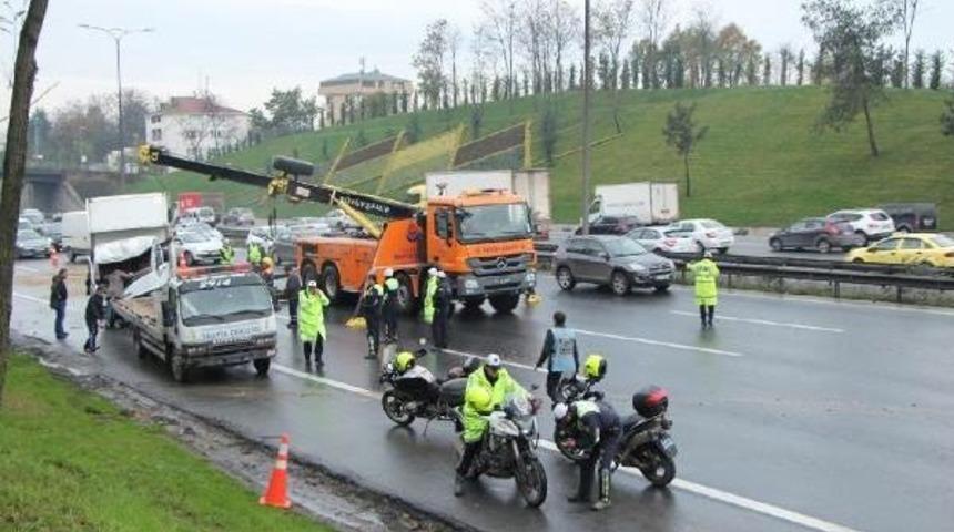 Tem otoyolu'ndaki kaza trafiği fel&ccedil; etti