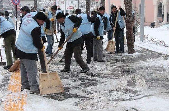 Kar Elazığ’ı Beyaza Bürüdü