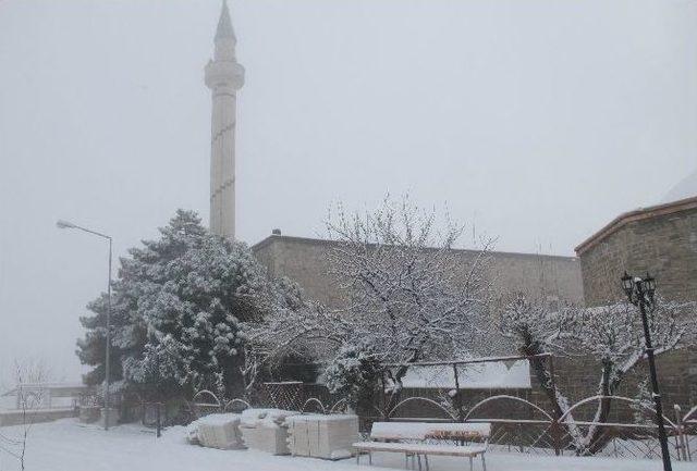 Kar Elazığ’ı Beyaza Bürüdü