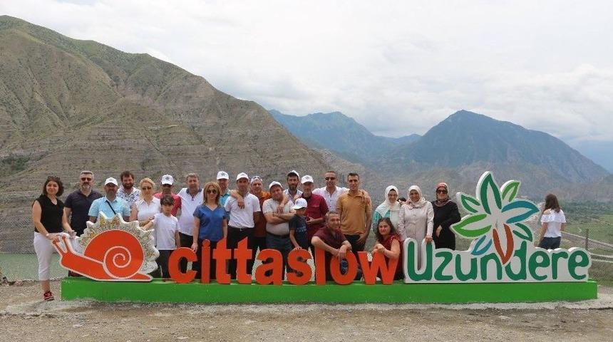 Tortum Şelalesi Yerli Turistle Doldu Taştı