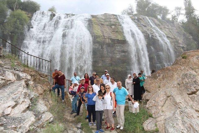 Tortum Şelalesi Yerli Turistle Doldu Taştı