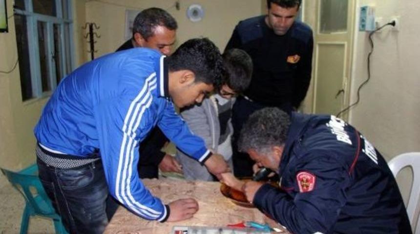 Şişen parmaktaki y&uuml;z&uuml;ğ&uuml; itfaiyeci &ccedil;ıkardı