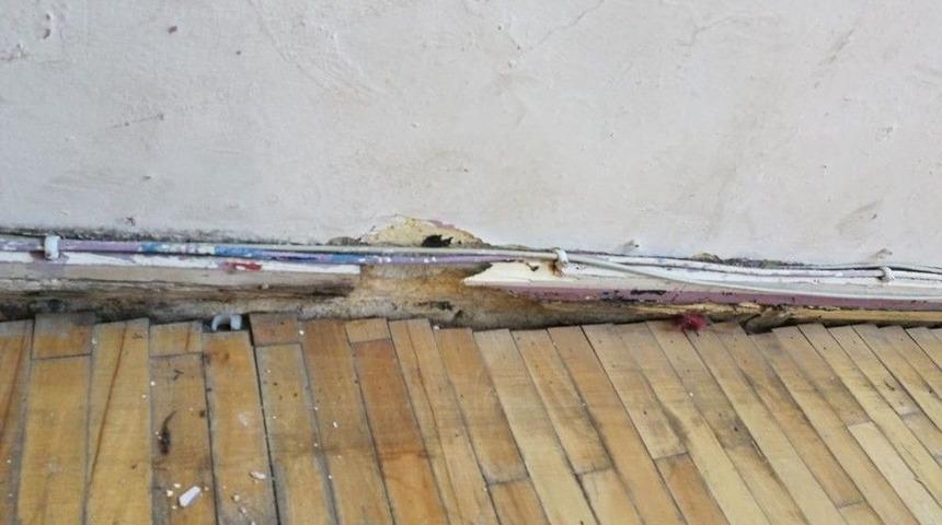 Atat&uuml;rk Kapalı Spor Salonunun Akan &Ccedil;atısı Parkeleri Kullanılmaz Hale Getirdi