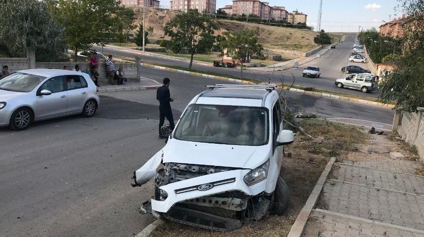 Otomobilde Fare Zehri İ&ccedil;ip Kaza Yaptı