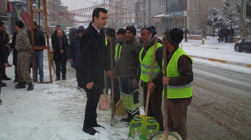 &Ouml;zalp İl&ccedil;esinde Kar Temizleme &Ccedil;alışması