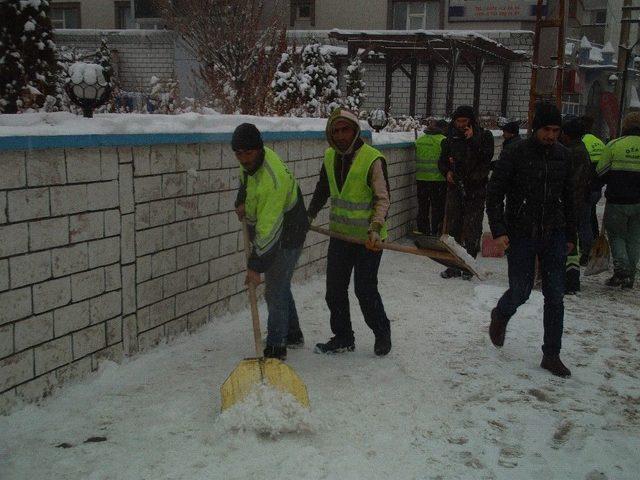 Özalp İlçesinde Kar Temizleme Çalışması