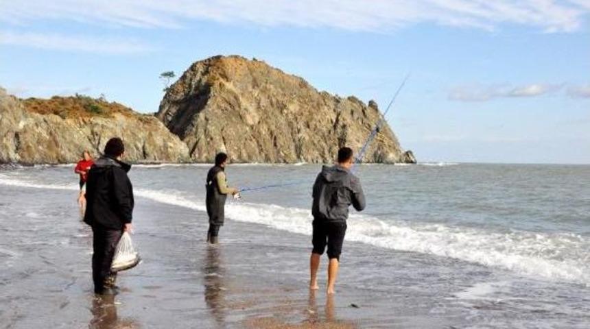 Fırtına &Ccedil;iftlikteki Balıklar Denize Aktı, Oltasını Alan Sahile Koştu