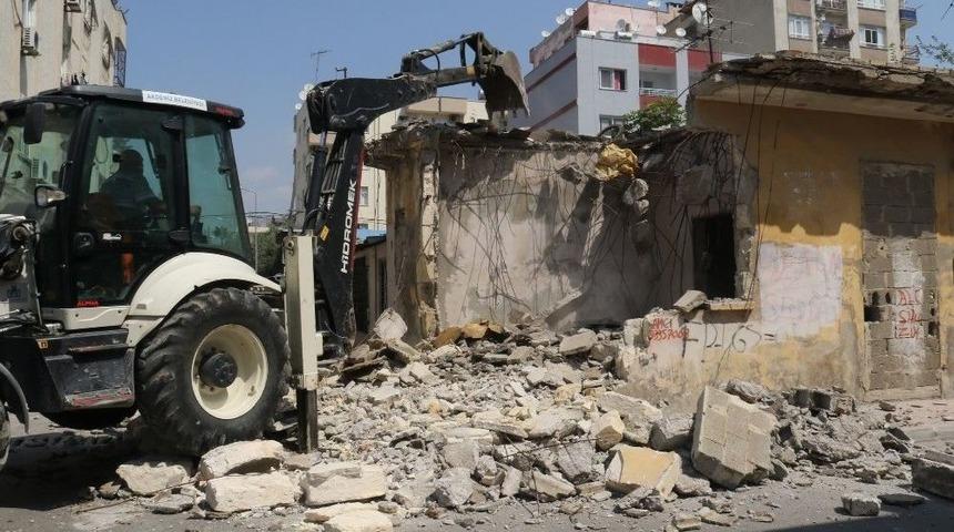 Akdeniz&rsquo;de Metruk Binaların Yıkımı Devam Ediyor