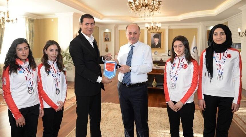 Curling&rsquo;de B&uuml;y&uuml;k Başarı