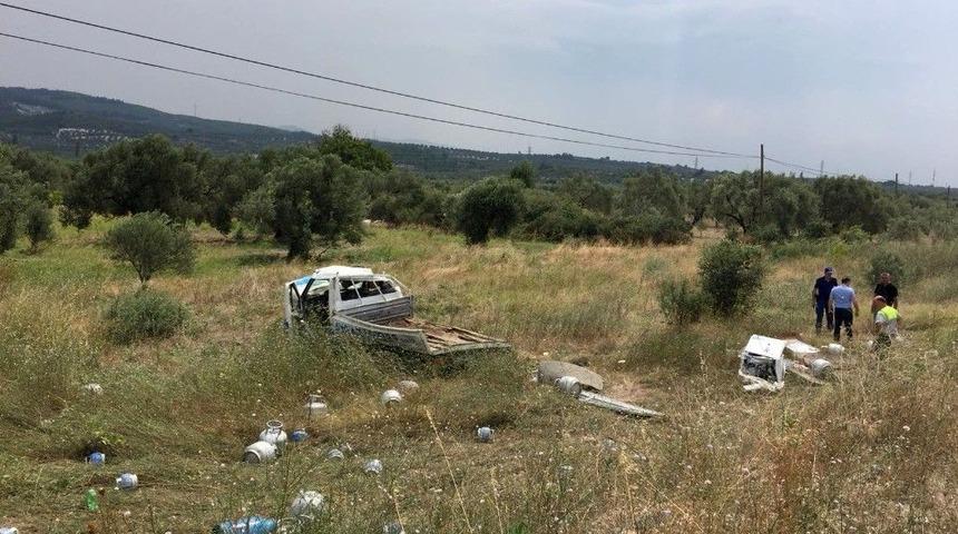 Manisa&rsquo;da T&uuml;p Kamyoneti Tarlaya U&ccedil;tu