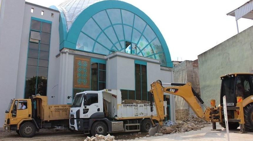 Osmangazi Camilerin &Ccedil;evrelerini G&uuml;zelleştiriyor