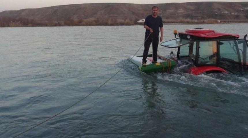 Traktör Sürücüsü, Batman Çayı’nda Mahsur Kaldı