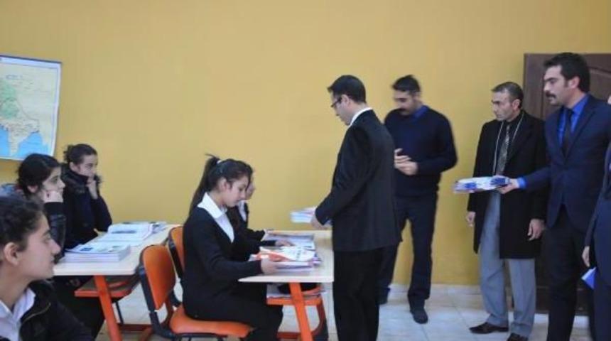 &Ccedil;ukurca Kaymakamı Ko&ccedil; Kitap Dağıttı