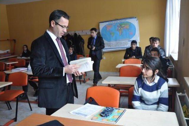 &Ccedil;ukurca Kaymakamı Ko&ccedil; Kitap Dağıttı 1