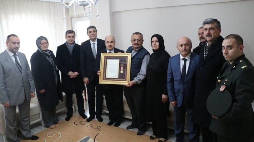 Şehit Ercan &Ccedil;elik&rsquo;in Ailesine Madalya Verildi