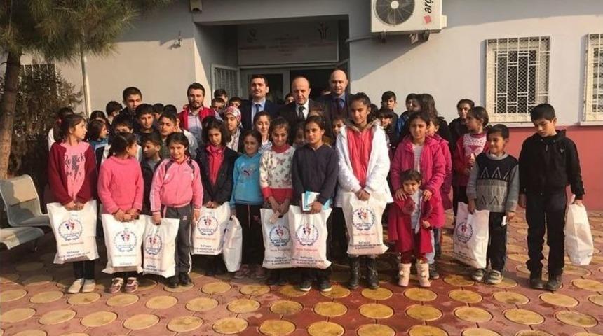 80 &Ouml;ğrenciye Eşofman Ve Ayakkabı