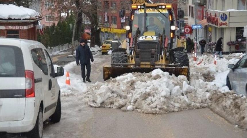 Bilecik’te Belediye Ekiplerinin Karla Mücadele Çalışması Sürüyor