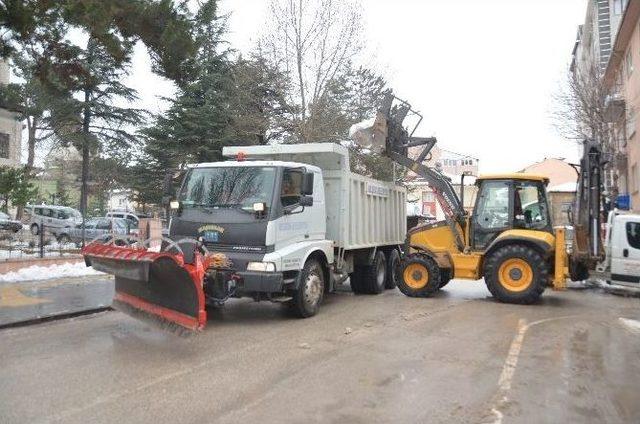 Bilecik’te Belediye Ekiplerinin Karla Mücadele Çalışması Sürüyor 2