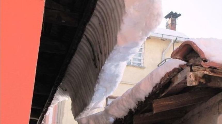 Çatılardaki Kar Kütleleri Tehilke Saçıyor