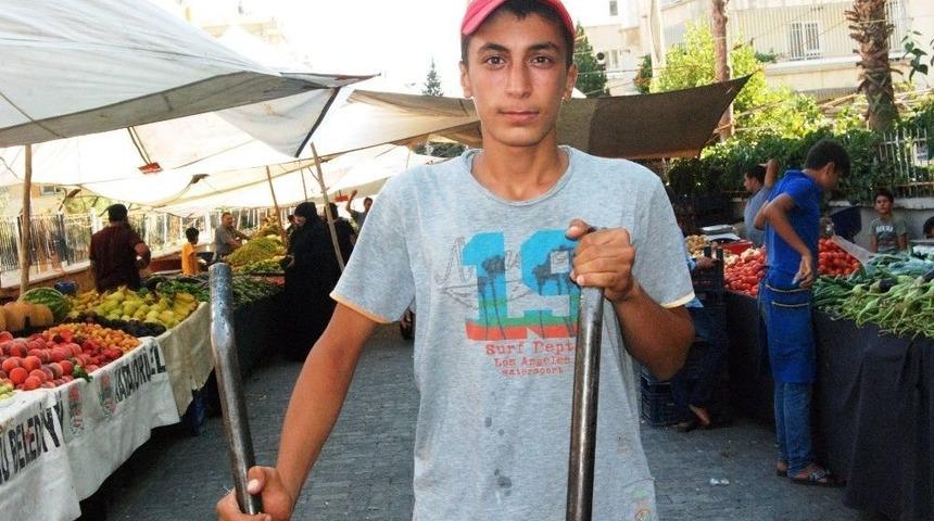 Pazarda &Ccedil;alışarak Aile Ge&ccedil;imine Destek Oluyor