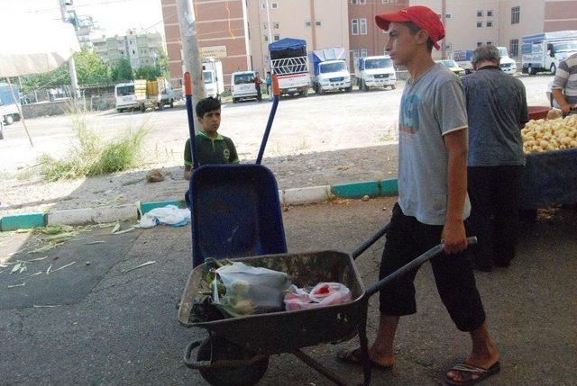 Pazarda Çalışarak Aile Geçimine Destek Oluyor