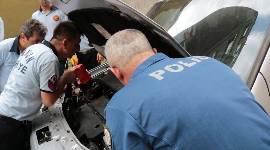 Aracın Motor Kısmına Sıkışan Kedi İ&ccedil;in Polis Ve İtfaiye Seferber Oldu