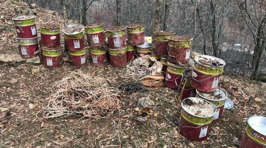 Tunceli&rsquo;de 26 Teneke Amonyum Nitrat Ve Patlayıcı Ele Ge&ccedil;irildi