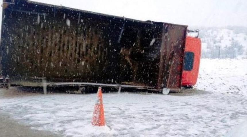 Mardin'de  Kamyon Yol Iş&ccedil;ilerine &Ccedil;arptı: 1&Ouml;l&uuml;, 1 Yaralı