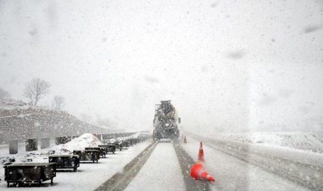 Mardin de  Kamyon Yol Iş&ccedil;ilerine &Ccedil;arptı: 1&Ouml;l&uuml;, 1 Yaralı 1