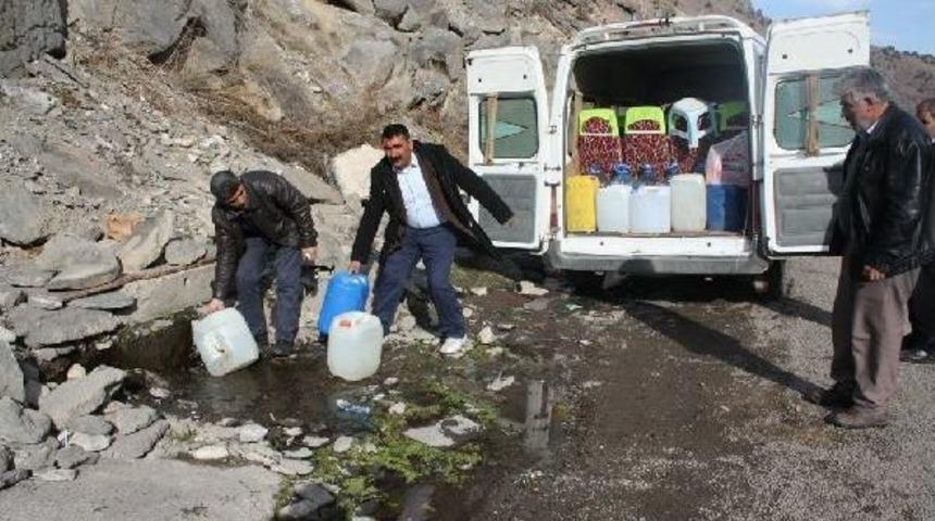 Sarıkamış'ta Suzuzluk &Ccedil;eken K&ouml;y&uuml;n Gen&ccedil;lerine Kız Vermiyorlar