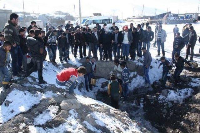 Sarıkamış'ta Suzuzluk Çeken Köyün Gençlerine Kız Vermiyorlar