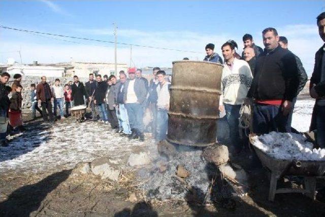 Sarıkamış'ta Suzuzluk Çeken Köyün Gençlerine Kız Vermiyorlar