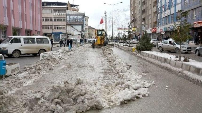 Hakkari&rsquo;de Belediyesi&rsquo;nden Kar Temizleme &Ccedil;alışması