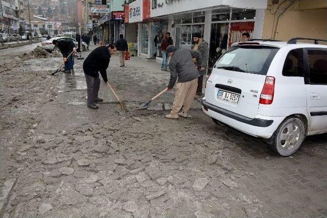 Hakkari’de Belediyesi’nden Kar Temizleme Çalışması