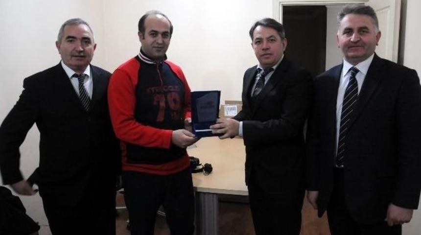 Afat-sen’den İha Muhabirine Plaket