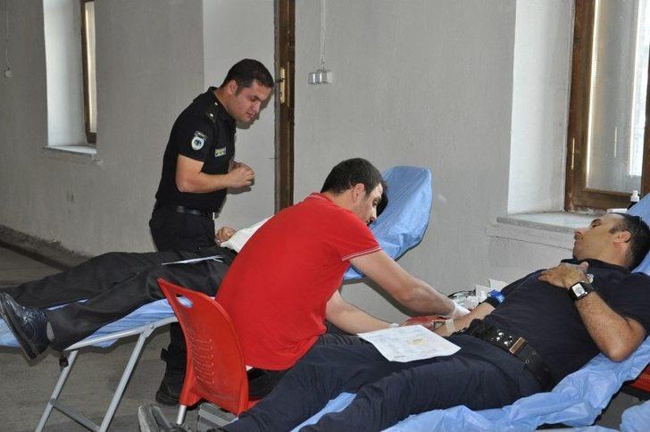 Kars Polisi Türk Kızılay’ına Kan Bağışında Bulundu G4