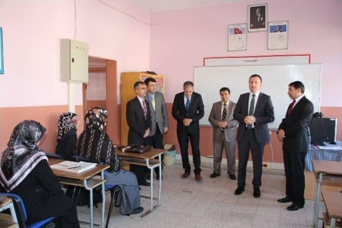 54 Yaşında Okuma &Ouml;ğrendiler Kaymakam Altınla &Ouml;d&uuml;llendirdi