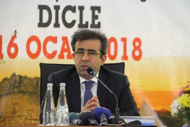 Vali Güzeoğlu, Dicle’de Muhtarlarla Bir Araya Geldi