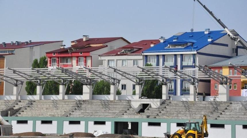 Kars Sentetik Y&uuml;zeyli Atletizm Pisti&rsquo;nin Yapımı Devam Ediyor