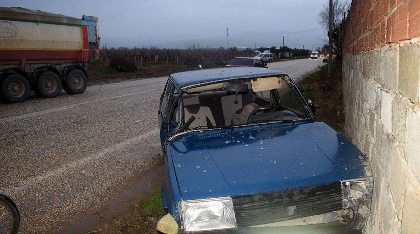 Alaşehir&rsquo;de Otomobil Kamyona &Ccedil;arptı: 1 Yaralı