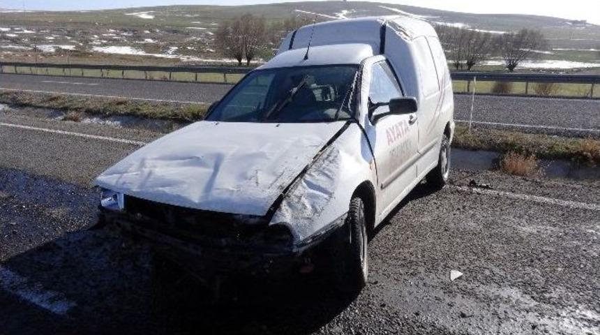 Kamyonet Takla Atarak Karşı Şeride Ge&ccedil;ti