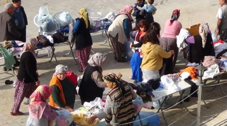 (&ouml;zel Haber) "meydanda Bedava Elbise Dağıtılıyor" Anonsu Belde Halkını Şaşırttı